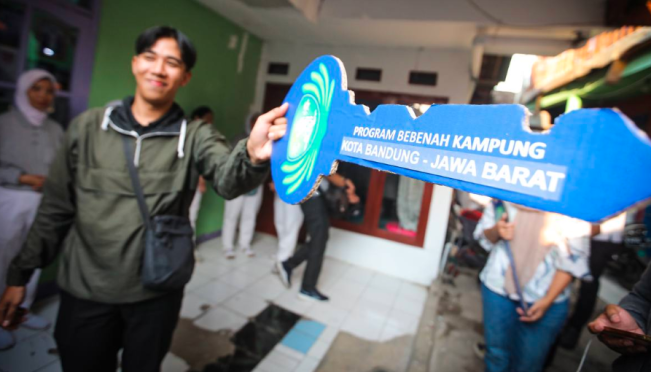 Warga terima kunci rumah layak huni/Foto: Diskominfo Kota Bandung